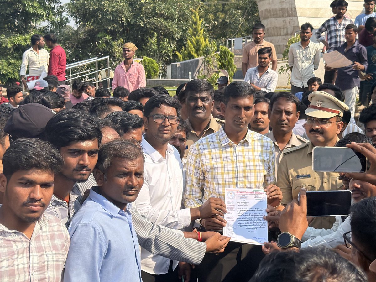 kanthakumarr's tweet photo. ಇವರಿಗೆ 
ಮಾನ್ಯ ಜಿಲ್ಲಾಧಿಕಾರಿಗಳು 
ವಿಜಯಪುರ ಜಿಲ್ಲೆ 
ಕರ್ನಾಟಕ ಸರ್ಕಾರ 

ವಿಷಯ: ಮೀಸಲಾತಿ ಗೊಂದಲವನ್ನು ಆದಷ್ಟು ಬೇಗ ನಿವಾರಿಸಿ ರಾಜ್ಯದ ವಿವಿಧ ಇಲಾಖೆಗಳಲ್ಲಿ ಖಾಲಿ ಇರುವ ಸರ್ಕಾರಿ ಹುದ್ದೆಗಳನ್ನು ಈ ಕೂಡಲೇ ಭರ್ತಿ ಮಾಡುವ ಹಾಗೂ ವಯೋಮಿತಿ ಸಡಿಲಿಸುವ ಕುರಿತು.

ಮೇಲ್ಕಾಣಿಸಿದ ವಿಷಯಕ್ಕೆ ಸಂಬಂಧಿಸಿದಂತೆ ರಾಜ್ಯದ ಗ್ರಾಮೀಣ ಭಾಗದ ಬಡ ನಿರುದ್ಯೋಗಿ ಯುವಕರು/ಯುವತಿಯರು ಸರ್ಕಾರಿ ನೌಕರಿಯನ್ನು ಪಡೆದುಕೊಳ್ಳಬೇಕೆಂಬ ಮಹದಾಸೆಯೊಂದಿಗೆ ವಿವಿಧ ಸ್ಪರ್ಧಾತ್ಮಕ ಪರೀಕ್ಷೆಗಳ ತಯಾರಿಗಾಗಿ ಸ್ವಂತ ಊರು. ವಯಸ್ಸಾದ ತಂದೆ-ತಾಯಿ ಹಾಗೂ ಕುಟುಂಬ. ವರ್ಗದವರನ್ನು ಬಿಟ್ಟು ದೂರದ ಬೆಂಗಳೂರು, ಧಾರವಾಡ ಹಾಗೂ ವಿಜಯಪುರದಂತಹ ನಗರಗಳಲ್ಲಿ ಸಾಲ ಶೂಲ ಮಾಡಿ ಸುಮಾರು 5-6 ವರ್ಷಗಳಿಂದ ಬಾಡಿಗೆ ಮನೆ. ಪಿಜಿಗಳಲ್ಲಿ ಕಷ್ಟ ಪಟ್ಟು ಹಗಲಿರುಳು ಓದುತ್ತಿದ್ದಾರೆ. ಅಲ್ಲದೆ ಕಳೆದ ಎರಡು ವರ್ಷಗಳಿಂದ ಒಳ ಮೀಸಲಾತಿ ಜಾರಿ ವಿಳಂಬದಿಂದಾಗಿ ಎಲ್ಲ ನೇಮಕಾತಿ ಅಧಿಸೂಚನೆಗಳನ್ನು ತಡೆ ಹಿಡಿದಿರುವುದರಿಂದ ಪಿಜಿ ರೂಮುಗಳ ಬಾಡಿಗೆಯನ್ನು ಕಟ್ಟೋಕು ಆಗದೇ, ಊಟ ಮಾಡುವುದಕ್ಕೂ ಪರದಾಡೋ ಪರಿಸ್ಥಿತಿ ನಿರ್ಮಾಣವಾಗಿದ್ದು ಹೊಸ ನೇಮಕಾತಿಗಳಿಗಾಗಿ ಜಾತಕ ಪಕ್ಷಿಯಂತೆ ಕಾಯುತ್ತಿದ್ದಾರೆ. ಇದರಿಂದಾಗಿ ಲಕ್ಷಾಂತರ ಯುವಕರು ತಮ್ಮ ಬದುಕಿನ ಬಗ್ಗೆ ಭರವಸೆಗಳನ್ನು ಕಳೆದುಕೊಳ್ಳುವಂತಾಗಿದ್ದು. ವಯೋಮಿತಿ ಮೀರಿ ಸರ್ಕಾರಿ ನೌಕರಿಯಿಂದ ವಂಚಿತರಾಗಿ ಮಾನಸಿಕವಾಗಿ ಕುಗ್ಗುವಂತಾಗಿದೆ. ಅಲ್ಲದೆ ಕಳೆದ ಅಕ್ಟೋಬರ್ ತಿಂಗಳಲ್ಲಿ ಧಾರವಾಡದಲ್ಲಿ 5-6 ವರ್ಷಗಳಿಂದ ಸ್ಪರ್ಧಾತ್ಮಕ ಪರೀಕ್ಷೆಗೆ ಓದುತ್ತಿದ್ದ ಬಡ ಯುವ ಸ್ಪರ್ಧಾಕಾಂಕ್ಷಿಯೊಬ್ಬರು ಮಾನಸಿಕವಾಗಿ ನೊಂದು ಹೃದಯಾಘಾತದಿಂದಾಗಿ ಮೃತ ಪಟ್ಟಿದ್ದು ಅವರ ಪೋಷಕರಿಗೆ ದಿಕ್ಕೇ ತೋಚದಂತಾಗಿ ಚಿಂತಾ ಜನಕವಾಗುವ ಸ್ಥಿತಿ ನಿರ್ಮಾಣವಾಗಿದೆ.

ಅಲ್ಲದೆ 56% ಮೀಸಲಾತಿ ಹಾಗೂ ರೋಸ್ಟರ್ ಬಿಂದು ವಿಚಾರಕ್ಕೆ ಸಂಬಂಧಿಸಿದಂತ ಪ್ರಕರಣವು ಮಾನ್ಯ ನ್ಯಾಯಾಲಯದಲ್ಲಿ ವಿಚಾರಣೆ ನಡೆಯುತ್ತಿರುವ ಕಾರಣ ಎಲ್ಲ ನೇಮಕಾತಿಗಳು ನೆನೆಗುದಿಗೆ ಬಿದ್ದು ವಿಳಂಬವಾಗುತ್ತಿದ್ದು. ವಿವಿಧ ಇಲಾಖೆಗಳಲ್ಲಿ ಸಿಬ್ಬಂದಿಗಳ ಕೊರತೆ ಯಿಂದಾಗಿ ಇದರ ನೇರ ಪರಿಣಾಮ ಸರ್ಕಾರದ ಆಡಳಿತದ ಮೇಲೂ ಬೀರುತ್ತಿದೆ.

ಸರ್ಕಾರದ ಈ ನಿರ್ಲಕ್ಷ್ಯ ಧೋರಣೆಯನ್ನು ಖಂಡಿಸಿ ಲಕ್ಷಾಂತರ ನಿರುದ್ಯೋಗಿ ಸ್ಪರ್ಧಾರ್ಥಿಗಳು ಕಳೆದ ಸೆಪ್ಟೆಂಬರ್ ನಲ್ಲಿ ರಾಜ್ಯದ ವಿದ್ಯಾಕಾಶಿ ಧಾರವಾಡದಲ್ಲಿ ಬೀದಿಗಿಳಿದು ಪ್ರತಿಭಟನೆ ನಡೆಸಿದ್ದರು. ಅದರ ಮುಂದುವರೆದ ಭಾಗವಾಗಿ ಇದೇ ನವೆಂಬರ್ 12ರಂದು ವಿಜಯಪುರ ಜಿಲ್ಲೆಯಲ್ಲಿ ಮತ್ತೊಮ್ಮೆ ಬೃಹತ್ ಪ್ರತಿಭಟನೆಯನ್ನು ಹಮ್ಮಿಕೊಂಡಿದೆ. ಈ ಪ್ರತಿಭಟನೆಯನ್ನು ಗಂಭಿರವಾಗಿ ಪರಿಗಣಿಸದಿದ್ದರೆ ಯುವಕರ ಪ್ರತಿಭಟನೆ ಕಾವು ವಿಕೋಪಕ್ಕೆ ಹೋಗುವ ಸಾಧ್ಯತೆಯಿದ್ದು ಸರ್ಕಾರವೇ ಅದರ ಸಂಪೂರ್ಣ ಜವಾಬ್ದಾರಿ ಹೊರಬೇಕಾಗುವುದರಿಂದ ಅಂತಹದಕ್ಕೆ ದಯಮಾಡಿ ಅವಕಾಶ ನೀಡದೇ ಅದಕ್ಕೂ ಮುಂಚೆಯೇ ಸರ್ಕಾರ ಎಚ್ಚೆತ್ತುಕೊಳ್ಳಬೇಕೆಂದು ಈ ಮೂಲಕ ನಮ್ಮ ಕೆಳಕಂಡ ಬೇಡಿಕೆ ಗಳನ್ನು ಈ ಕೂಡಲೇ ಈಡೀರಿಸಬೇಕು ಅವುಗಳೆಂದರೆ 
ವಿಷಯ: ಕರ್ನಾಟಕ ರಾಜ್ಯದಲ್ಲಿ ಸ್ಥಗಿತಗೊಂಡಿದ್ದ ಎಲ್ಲಾ ನೇಮಕಾತಿಗಳನ್ನು ಒಳಮೀಸಲಾತಿ ಒಳಗೊಂಡಂತೆ ತ್ವರಿತವಾಗಿ ಪ್ರಾರಂಭ ಮಾಡಬೇಕು 

1)ಒಳ ಮೀಸಲಾತಿ ಮತ್ತು ಒಳ ಮೀಸಲಾತಿ ಒಳಗೊಂಡಂತೆ ಎಲ್ಲ ನೇಮಕಾತಿ ಪ್ರಕ್ರಿಯೆ ಕೂಡಲೇ ಪ್ರಾರಂಭಿಸಬೇಕು 

 2) ಪೊಲೀಸ್ ಕಾನ್ಸ್ಟೇಬಲ್ SC,ST,OBC ಗೆ 33 ವರ್ಷ ಮತ್ತು GM ಗೆ ಕಾಯಂ ಗೊಳಿಸಲೇಬೇಕು.
 
3) 545 PSI ಪರೀಕ್ಷೆ ಮತ್ತು 402 PSI ಪರೀಕ್ಷೆಗೆ ಅರ್ಹತೆ ಪಡೆದವರಿಗೆ ಮತ್ತೊಂದು ಅವಕಾಶ ಕೊಡಲೇಬೇಕು ಹಾಗೂ ಪೊಲೀಸ್ ಇಲಾಖೆಯ ಎಲ್ಲಾ ನೇಮಕಾತಿಯನ್ನು ಕೂಡಲೆ ಪ್ರಾರಂಭಿಸಲೇಬೇಕು.

4) PSTR,GPSTR,HSTR, ದೈಹಿಕ ಶಿಕ್ಷಕರು, PU ಉಪನ್ಯಾಸಕರು, ಸಹಾಯಕ ಪ್ರಾಧ್ಯಾಪಕರ ನೇಮಕಾತಿ ಕೂಡಲೇ ಪ್ರಾರಂಭಿಸಬೇಕು

6)ಭ್ರಷ್ಟಾಚಾರ ಮುಕ್ತ ನೇಮಕಾತಿ 

7) ಗ್ರಂಥಪಾಲಕ ಹಾಗು ಸಹಾಯಕ ಗ್ರಂಥಪಾಲಕ ನೇಮಕಾತಿ ಪ್ರಕ್ರಿಯೆಯನ್ನು ಆರಂಭ ಮಾಡಬೇಕು.

8)ಪ್ರತಿ ವರ್ಷ ಎಲ್ಲಾ ಇಲಾಖೆಗಳಿಂದ ಎಲ್ಲಾ ಹುದ್ದೆಗಳ ನೇಮಕಾತಿ ಮಾಡಲೇಬೇಕು 

9)ಐದು ವರ್ಷ ಎಲ್ಲಾ ಇಲಾಖೆಯಿಂದ ಶಾಶ್ವತ ವಯೋಮಿತಿ ಖಾಯಂಗೊಳಿಸಿ 

10)ಕೇಂದ್ರ ಲೋಕಸೇವಾ ಆಯೋಗ ಮಾದರಿಯಲ್ಲಿ ನಮ್ಮ ರಾಜ್ಯದಲ್ಲಿಯೂ ಪರೀಕ್ಷಾ ಶುಲ್ಕ ಅನ್ವಯಿಸಲೇಬೇಕು 

11)AO, AAO, Land surveyor, veterinary officer ಕೂಡಲೇ  ನೇಮಕಾತಿ ಆರಂಭಿಸಲೇಬೇಕು

12) 3A, 3B category ಅಭ್ಯರ್ಥಿಗಳಿಗೆ ನ್ಯಾಯತವಾಗಿ ಪೋಸ್ಟರ್ ಬಿಂದುವನ್ನು ನೇಮಕಾತಿಯಲ್ಲಿ ಕೂಡಲೆ  ಅಳವಡಿಸಬೇಕು.

13) ಆರೋಗ್ಯ ಇಲಾಖೆಯಲ್ಲಿರುವ ಗ್ರೂಪ್ A, ಗ್ರೂಪ್ B, ಗ್ರೂಪ್  C ಹಾಗೂ ನರ್ಸಿಂಗ್ ಸ್ಟಾಪ್ ಕೂಡಲೇ ನೇಮಕಾತಿ ಆರಂಭಿಸಬೇಕು

14) ಅತಿಥಿ ಉಪನ್ಯಾಸಕರ ನೇಮಕಾತಿಯಲ್ಲಿ ಯುಜಿಸಿ ಅರ್ಹ ಅಭ್ಯರ್ಥಿಗಳಿಗೆ ನ್ಯಾಯ ಒದಗಿಸಿ ಕೌನ್ಸಿಲಿಂಗ್ ಪ್ರಕ್ರಿಯೆ ಶುರು ಮಾಡಬೇಕು

ಈ ಕೂಡಲೇ ಲಕ್ಷಾಂತರ ಅಭ್ಯರ್ಥಿಗಳ ಭವಿಷ್ಯದ ಹಿತದೃಷ್ಟಿಯಿಂದ ಆದಷ್ಟು ಬೇಗ ನಮ್ಮ ಬೇಡಿಕೆಗಳ್ಳನ್ನು ಈಡೇರಿಸಿ ಈ ಕೂಡಲೇ ನೇಮಕಾತಿ ಪ್ರಕ್ರಿಯೆಗಳನ್ನು ಪ್ರಾರಂಭಿಸುವುದರ ಜೊತೆಗೆ ಅವರ ಬದುಕಿನ ಆಶಾಕಿರಣ ತಾವಾಗಬೇಕೆಂದು ಈ ಮೂಲಕ ತಮ್ಮಲ್ಲಿ ವಿನಂತಿಸುತ್ತೇನೆ.

ವಂದನೆಗಳೊಂದಿಗೆ

@siddaramaiah @RahulGandhi @kharge @BasanagoudaBJP 
@tv9kannada @publictvnews @BJPKarnataka @INCIndia @BYVijayendra @RAshokaBJP