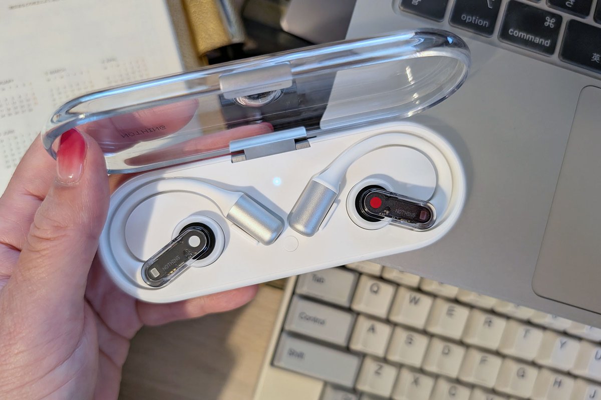 lifehackerjapan's tweet photo. 🎧耳をふさがないイヤホンで、仕事もスポーツも音楽も同時進行

「Nothing Ear (open)」は片耳8.1gの超軽量で、周囲の音もちゃんと聞ける。‘ながら聴き’派の最強ギアで色々試してみました！

記事はこちら▼
https://t.co/rV9GYAON4S

#NothingEarOpen #ながら聴き https://t.co/ez0T4YIOEI