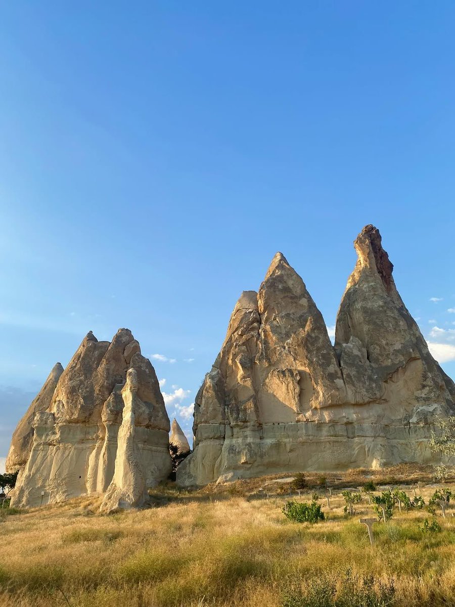 GoTurkiye's tweet image. Cappadocia’s fairy chimneys create a unique landscape, making it an ideal place to capture unforgettable shots. Grab your camera and let this natural wonder fill your frame with beauty. #Cappadocia

📸 IG: yuliayulee

For more, follow:
instagram.com/gocappadocia/