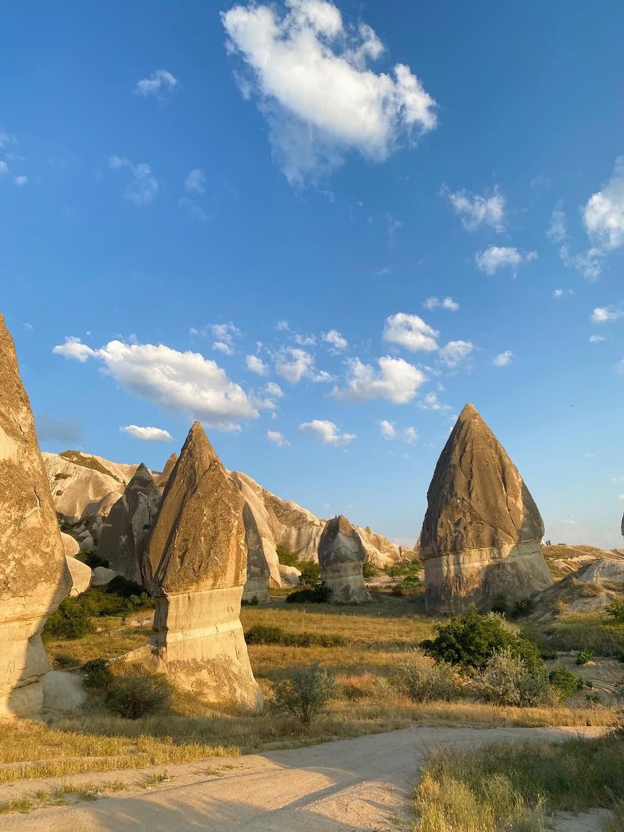 GoTurkiye's tweet image. Cappadocia’s fairy chimneys create a unique landscape, making it an ideal place to capture unforgettable shots. Grab your camera and let this natural wonder fill your frame with beauty. #Cappadocia

📸 IG: yuliayulee

For more, follow:
instagram.com/gocappadocia/