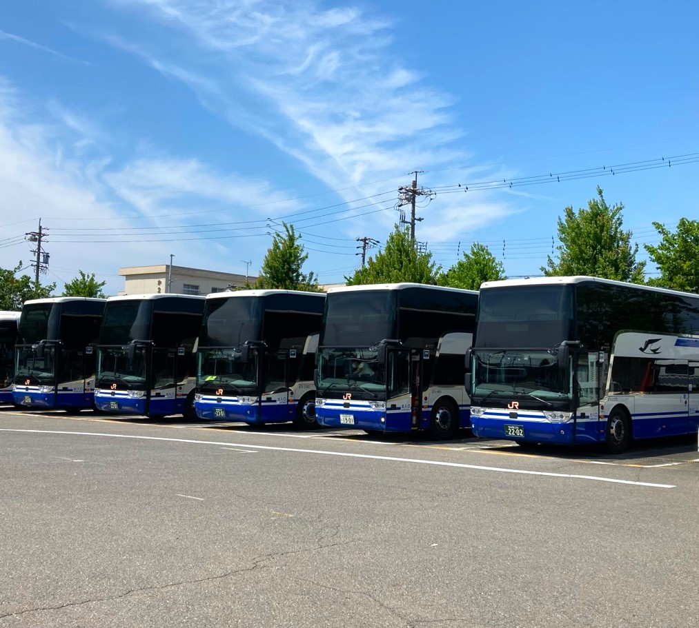 JRtokai_bus's tweet image. バス香です！！

な、なんと！！
Xのフォロワーが、、、「22222」に✌🎉
JR東海バス部マネージャー 一同より、心からの感謝を申し上げバス。
5つも並ぶ「2」をイメージして、2階建てバスを5台並べた画像を( *´艸｀)🚐🚐🚐🚐🚐…