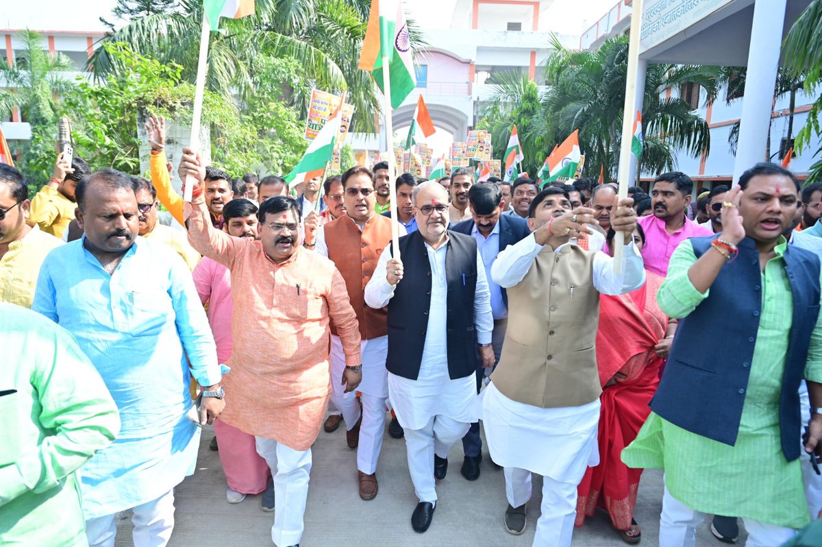 'भारत रत्न' 'लौह पुरुष' सरदार वल्लभ भाई पटेल की 150वीं जयंती अभियान के अंतर्गत प्रदेश अध्यक्ष श्री <a href="/Bhupendraupbjp/">Bhupendra Singh Chaudhary</a> ने प्रतापगढ़ में आयोजित कार्यक्रम को सम्बोधित कर 'एकता यात्रा' में प्रतिभाग किया।

#RashtriyaEktaDiwas2025 #SardarPatel150 #EktaDiwasBharat