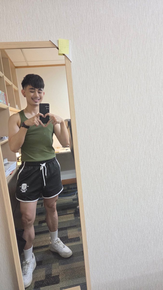 earlbav's tweet photo. Proof of life!! 🐣

At 14.4% bodyfat, I finally hit my sub-15 goal!!! 🥳 Now deciding whether I should (1) cut further to 12-13% before I lean bulk in time for summer or (2) start lean bulking now 🤔🏖️ https://t.co/EDoOoIWqPe