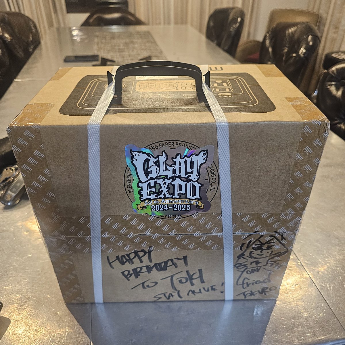 昨日TAKUROん家でメシ食った帰りがけに TA「あ！これ誕生日プレゼント