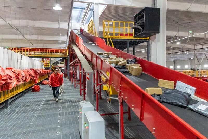 The "Double Eleven" sale event has begun! Many courier and logistics companies in Hohhot are operating at full capacity to ensure that packages are delivered smoothly during this shopping frenzy!