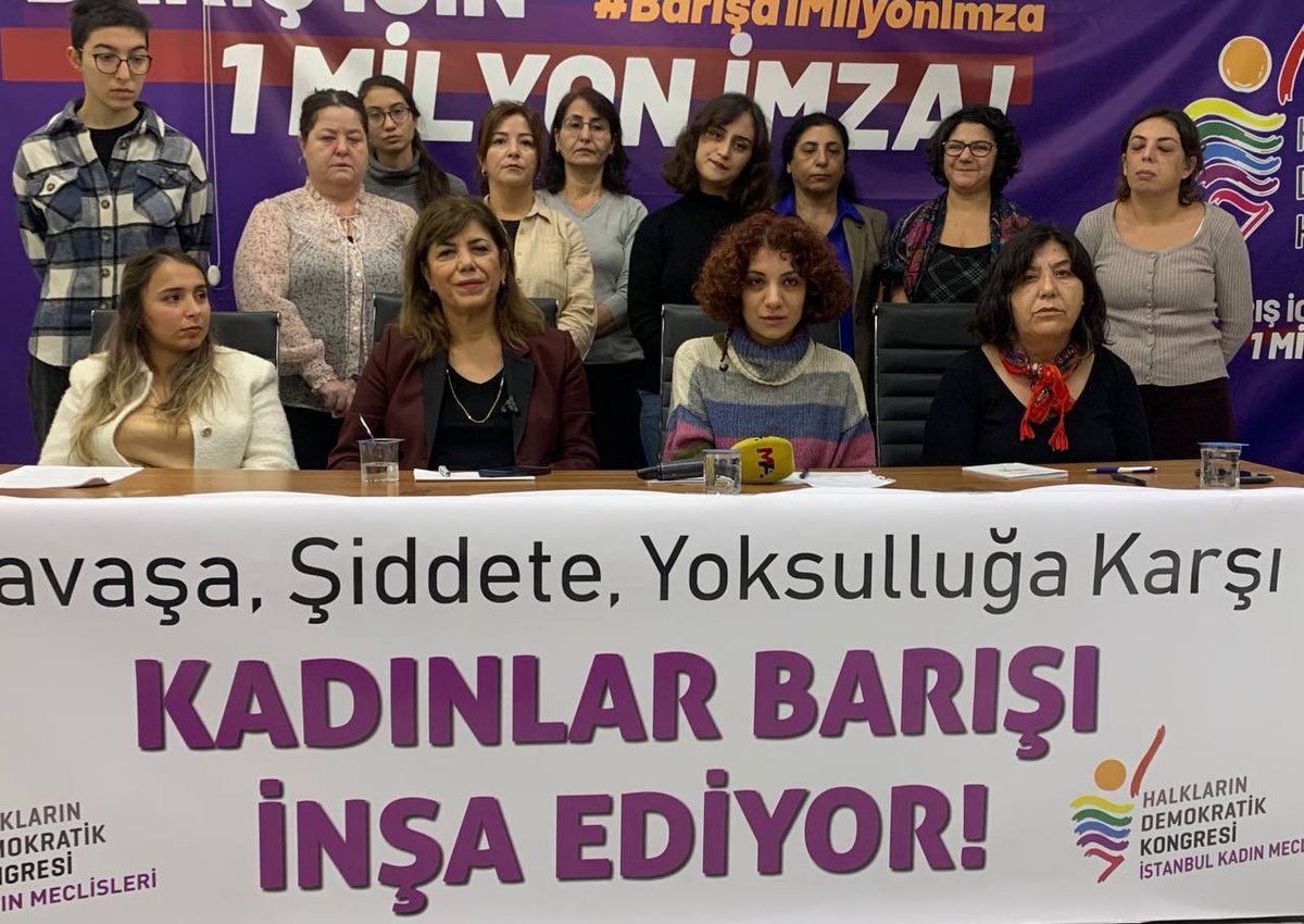 HDK Kadın Meclisleri olarak Eş Sözcümüz Meral Danış Beştaş, SYKP Eş Genel Başkanı Feray Mertoğlu, SKM İstanbul Sözcüsü Leyla Can ve SOLDEP Merkezi Koordinasyon Kurulu üyesi Doğa Tekneci’nin katılımıyla gerçekleştirdiğimiz basın toplantımızda 25 Kasım deklarasyonumuzu ilan ettik.