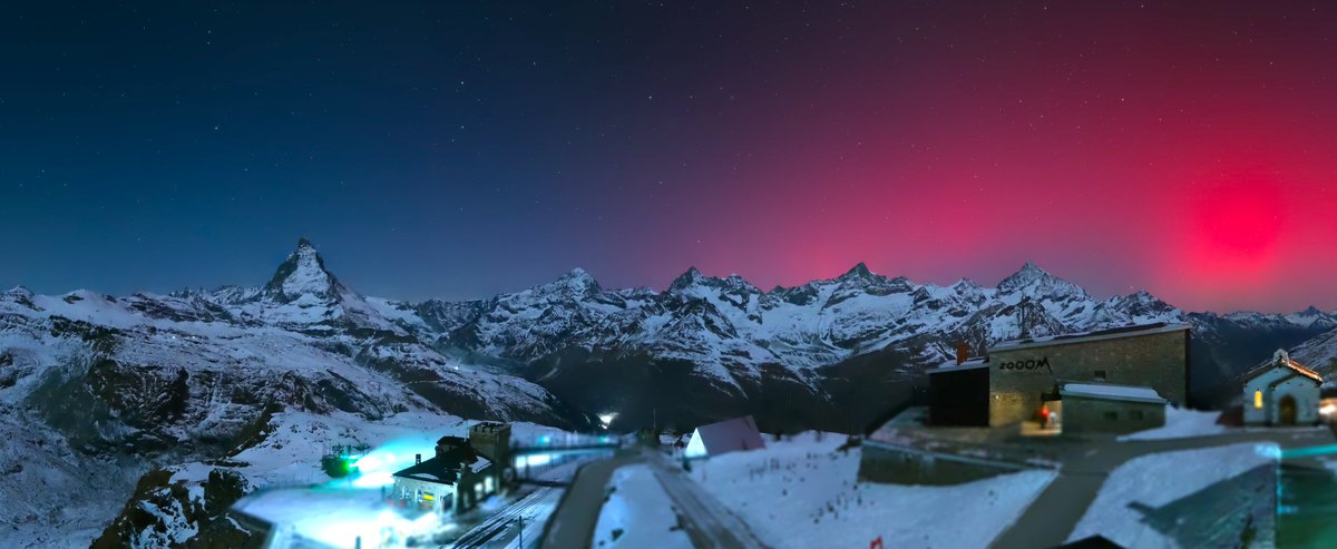Aurores boréales cette nuit. Voici la vue sur le #Cervin depuis le #Gornergrat.