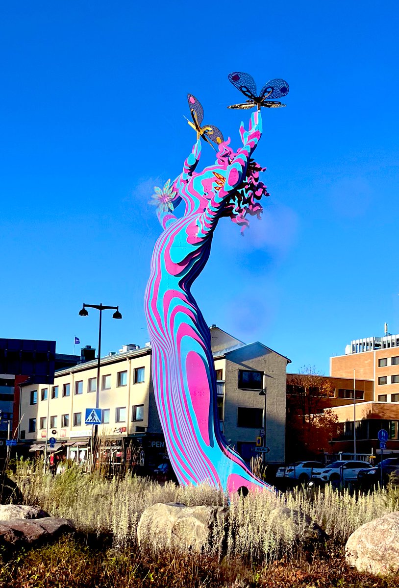 Viime käynnillä lokakuussa tässä kohteessa asiat näkyi näin hienosti väreissä, nyt on harmaan eri sävyjä. 
Mistäs tämä on?
#quiz