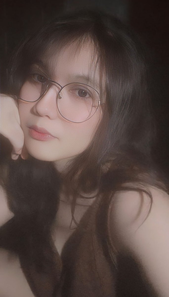 asdfghjkllola__'s tweet photo. with glasses                   without glasses https://t.co/APiW2M6h8R
