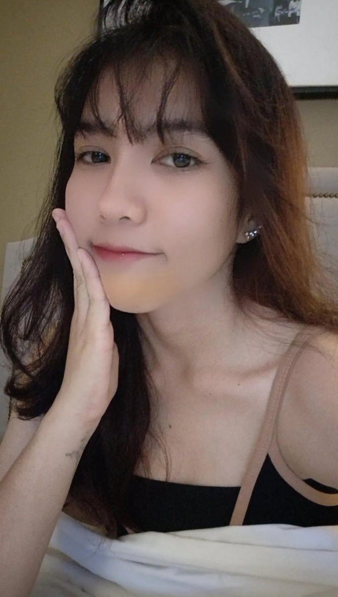 asdfghjkllola__'s tweet photo. with glasses                   without glasses https://t.co/APiW2M6h8R