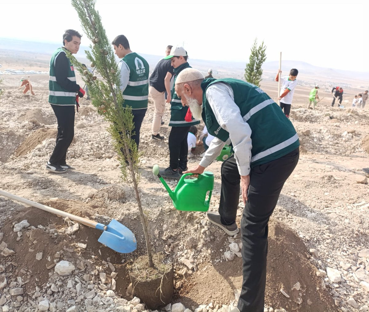 📍 Gaziantep (Nizip), Şanlıurfa, Çorum (Sungurlu), Erzincan ve Isparta’da 11 Kasım Milli Ağaçlandırma Günü kapsamında düzenlenen fidan dikim çalışmalarına katkı sağladık.

Destek olan tüm Nezir gönüllülerimize teşekkür ederiz.

🌐 nezir.org

☎ | 💬 0216 420 76 76