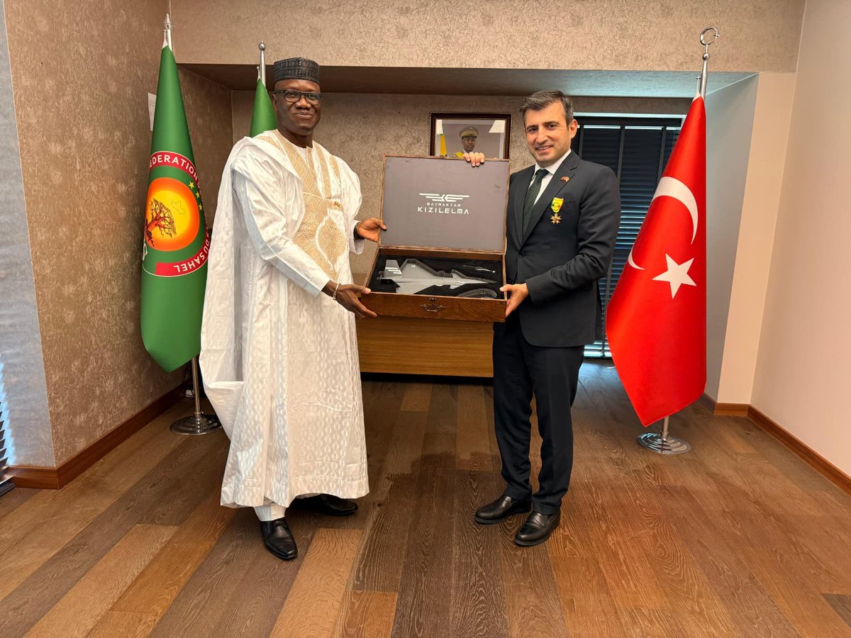 IssaOCoulibaly's tweet photo. Nous avons eu l’honneur de remettre au nom du Président de la Transition, Chef de l’État, la médaille d’Officier de l’Ordre national à titre étranger à Monsieur SELÇUK BAYRAKTAR.
L’ingénieur turc est le Président du Conseil d’administration du Groupe BAYKAR. https://t.co/0ufvAMi2sg