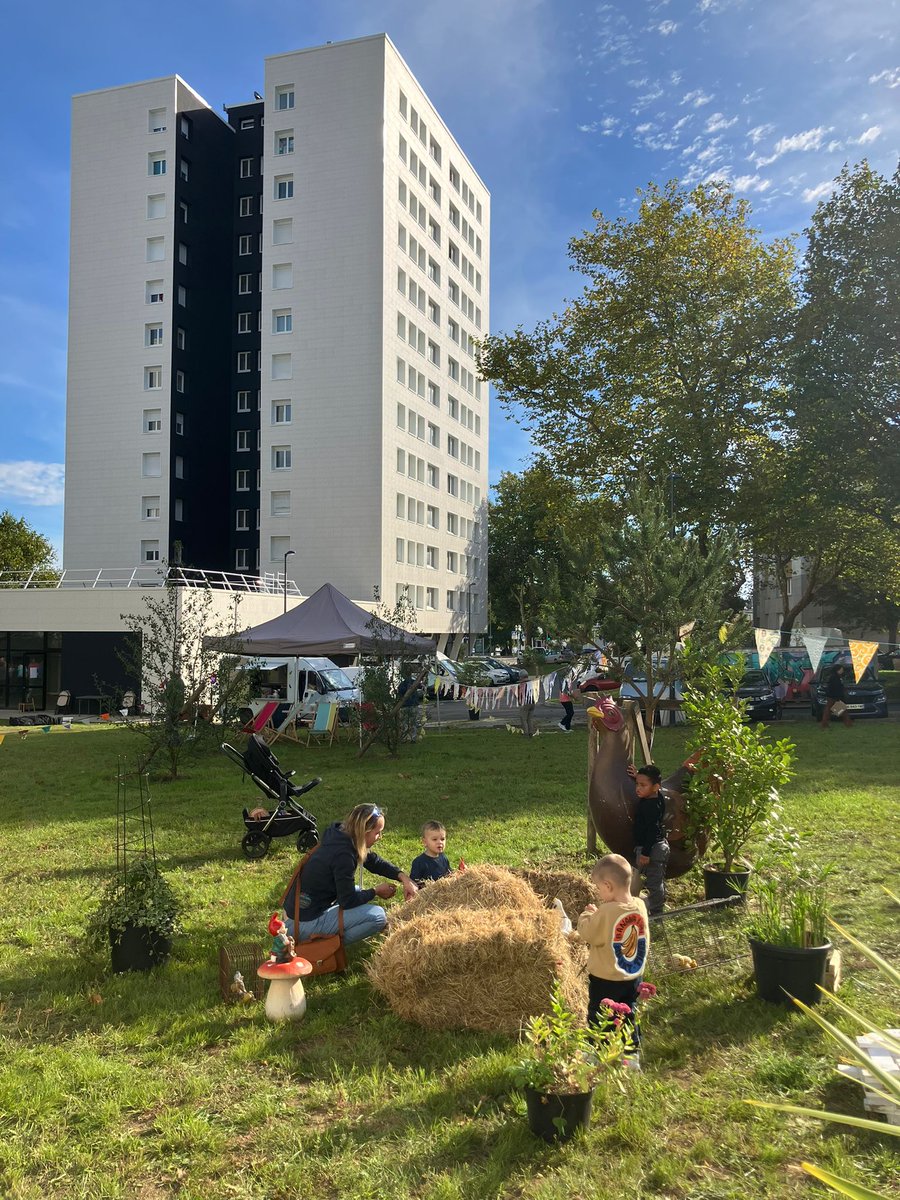 « A Quéliverzan, les tours bleues ont longtemps symbolisé l’époque d’une ville  qui avait su renaître après les destructions de la guerre, celles  d’aujourd’hui symbolisent elles aussi une ville qui sait se réinventer» <a href="/FCuillandre/">François Cuillandre</a> .

🏙️Faire cité, faire Brest.

👉Retrouvez la