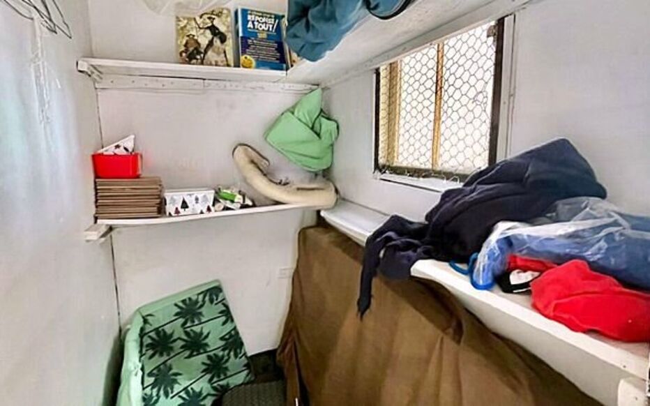 🤔 Quand l’immobilier franchit les limites du bon sens…
<a href="/le_Parisien/">Le Parisien</a> <a href="/AnnelaureA/">Anne-Laure Abraham</a>  révélé cette semaine une annonce pour un « espace de vie cosy » de… 2 m² vendu à Paris ! 

Un « bien » présenté comme une maison pleine de charme alors qu’il s’agissait simplement d’un débarras.