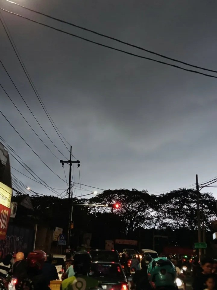 sereemm, dom ku gelap bangett😖 dom kalian juga ngga gaiiss?