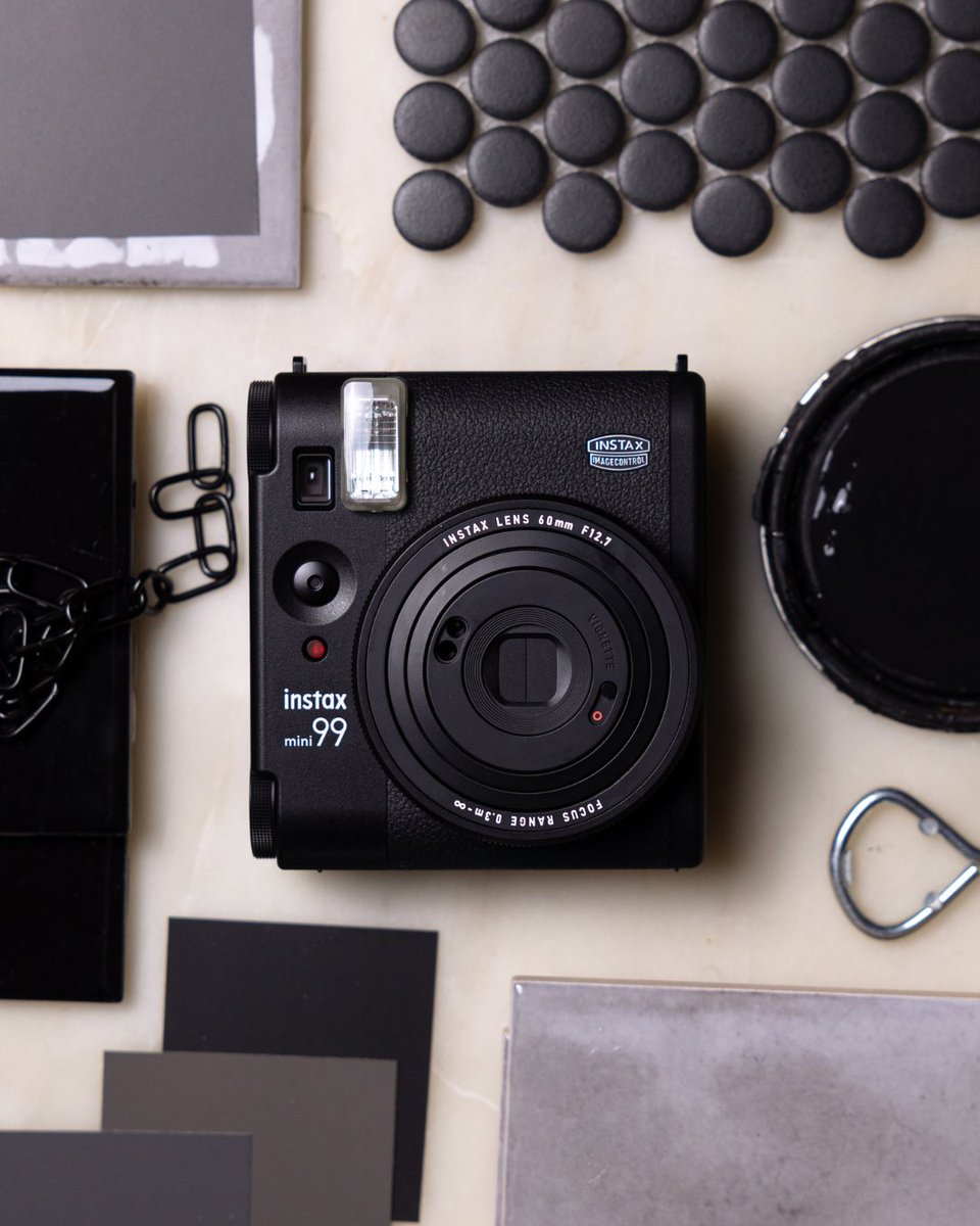 fujifilmjp_ck's tweet photo. デザイン性と機能性を兼ね備えた一台
クラシックなデザインが、手に取るたびに気分を上げてくれるinstax mini 99🖤
カラーエフェクトコントロールと濃淡調整で写真をもっと自由に楽しむことができます📸
#instaxcamera #チェキ #instaxmini99 https://t.co/FxWo1xmNLx