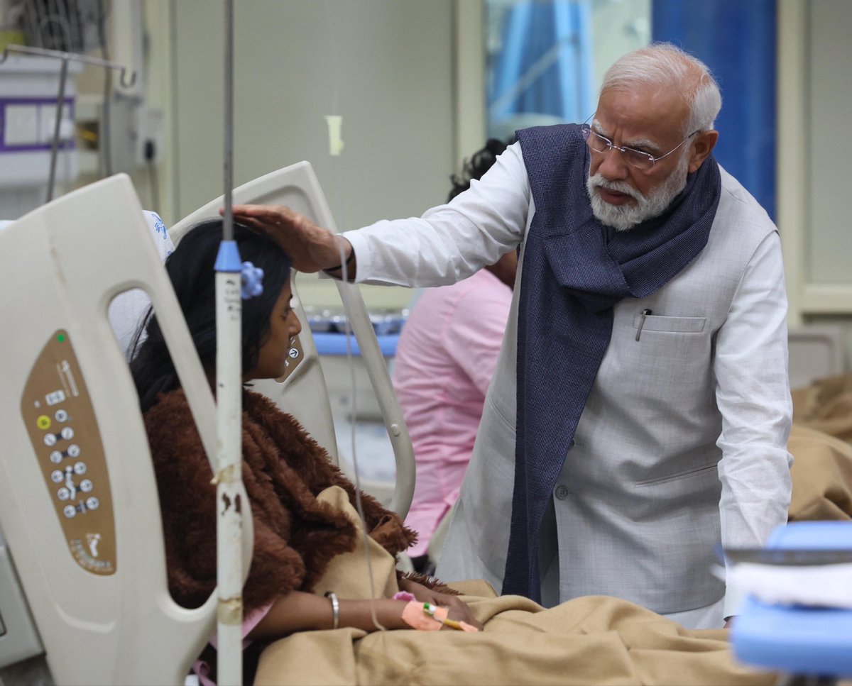 MyGovKannada's tweet photo. ಪ್ರಧಾನಮಂತ್ರಿ @narendramodi ಅವರು ಗಾಯಾಳುಗಳ ಆರೋಗ್ಯ ಮತ್ತು ಚೇತರಿಕೆಯ ಬಗ್ಗೆ ವೈಯಕ್ತಿಕವಾಗಿ ವಿಚಾರಿಸಿದರು.
#PMModiLeadership
#NewIndia
#PMModiLeaderOfIndia https://t.co/p6ttqPGC2d