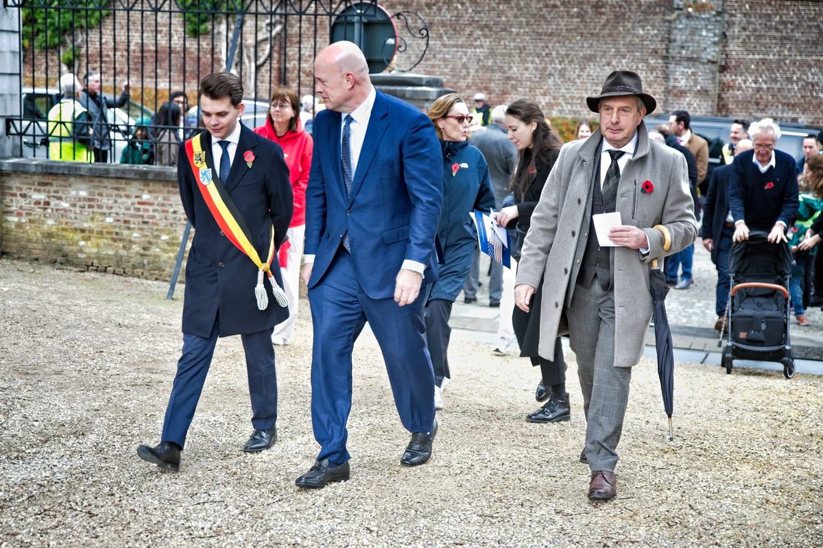 ThomasGeyns's tweet photo. Vernieuwde herdenking op 11 november in Tervuren lokte veel volk.  

US Ambassador to NATo mr. Whitaker was onze eregast. 🇺🇸

Het is belangrijk dat we onze (lokale) heldenverhalen verder vertellen en de slachtoffers van oorlog gedenken.

Hoop is onze gids. 🕊️ https://t.co/SnoLMMRbPV
