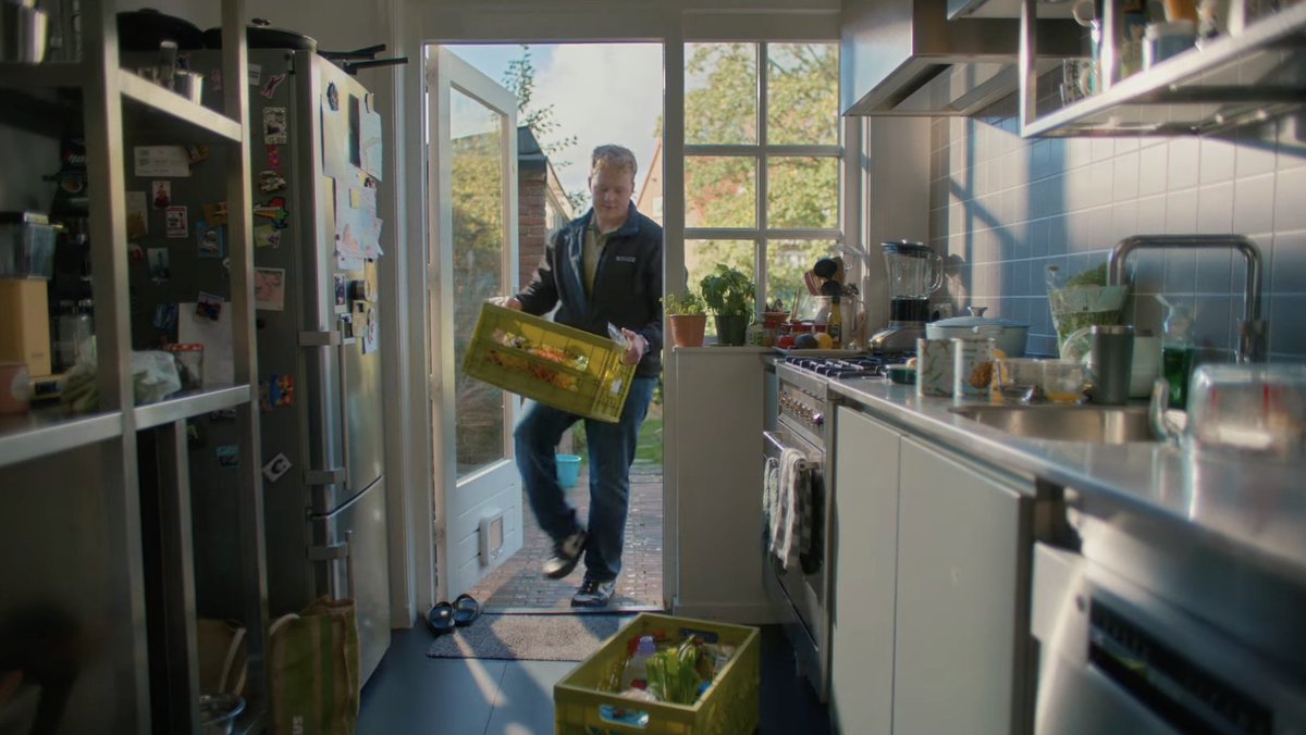 De sponsoring van lokale clubs of thuisbezorging van boodschappen: Plus zet ook buiten de supermarkt een stapje extra. Deze buurtelijke betrokkenheid staat voorop in de nieuwe positionering van Plus 'We doen met je mee'

#plus #indieamsterdam

fonkmagazine.nl/artikelen/mark…