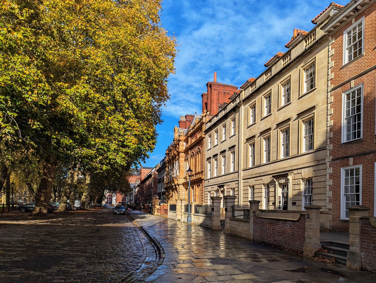 SCP_Hughes's tweet image. Queen Square, Bristol. Most of these are actually 1950s or 1970s reconstructions. This is more common than people realise – there were still a lot of skilled traditional architects left over from before the war, and reconstruction was often done so well that it is invisible.