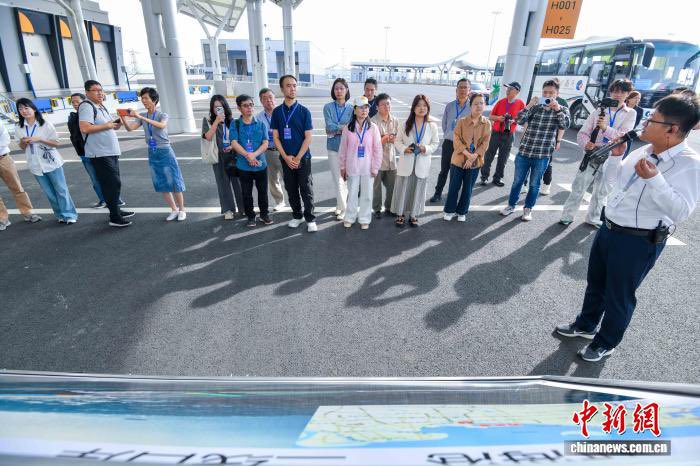 Britishcoverage's tweet image. 海南自贸港封关运作在即，届时将实施以“‘一线’放开、‘二线’管住、岛内自由”为基本特征的自由化便利化政策制度，其中设置运行海口新海港、海口南港等10个“二线口岸”，对进入内地的货物创新采用海关监管货物查验功能。11日行走中国·2025海外华文媒体海南行走进海口的多个“二线口岸”探访如何通过智慧监管