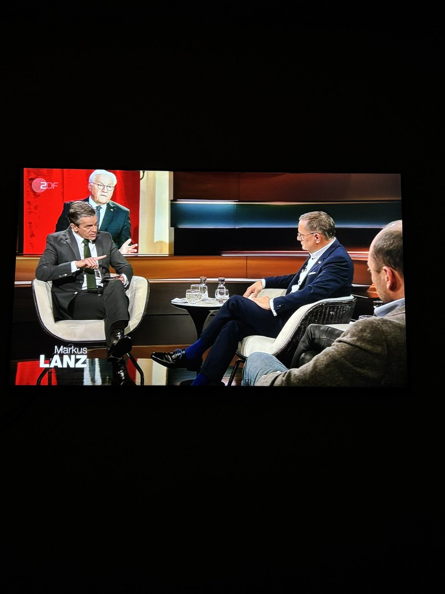 🚨Gestern:

Chrupalla: „Ich kann nicht in die UKR reisen.“
Lanz: „Wieso?“
Chrupalla: „Ich stehe auf einer Todesliste des ukrainischen Innenministeriums.“
Lanz: „Kann ich mir nicht vorstellen.“
Chrupalla; „Kann ich Ihnen zeigen.“
Lanz: „Aber darum gehts mir jetzt nicht.“
 
🤡🤡🤡