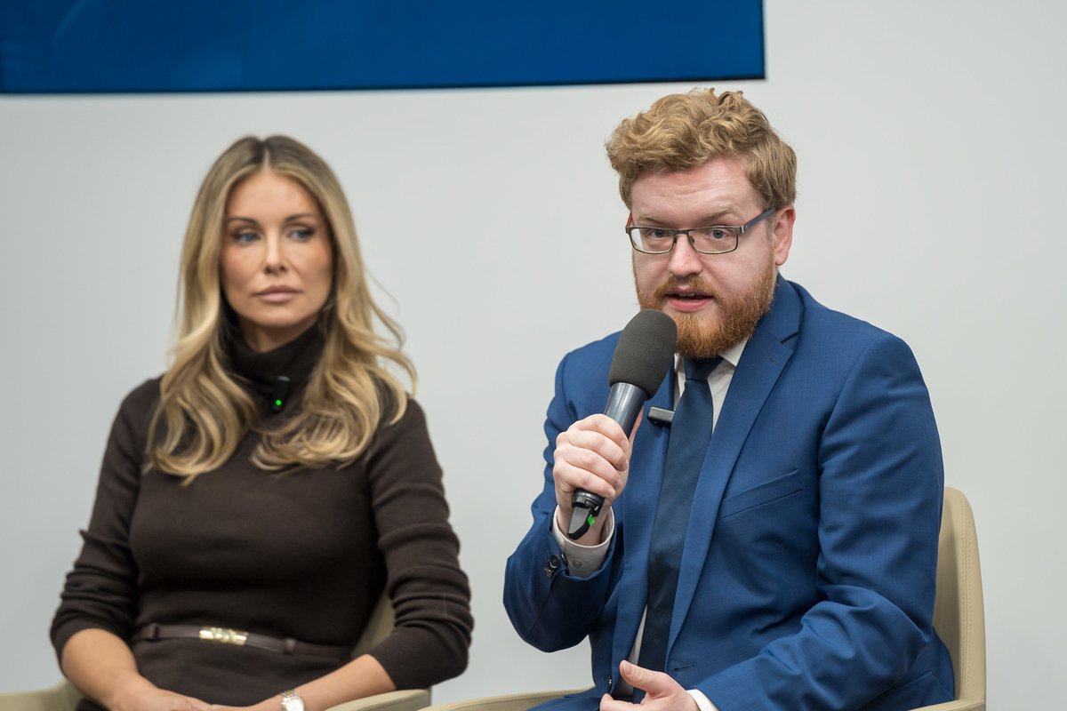 Jak #DSA pomaga skutecznie walczyć z hejtem, mową nienawiści i przemocą w sieci? O tym rozmawiamy dziś w #PAP. W spotkaniu zorganizowanym przez <a href="/CYFRA_GOV_PL/">Ministerstwo Cyfryzacji</a> biorą udział przedstawiciele instytucji publicznych, NGO, uczniowie, nauczyciele i twórcy cyfrowi. NASK reprezentuje