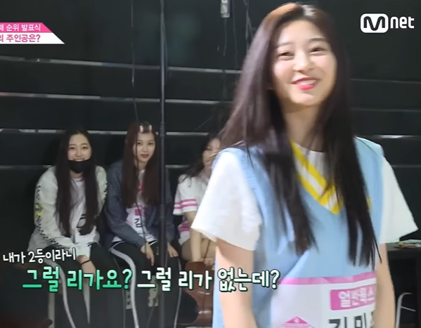 _moonsoulchild_'s tweet image. Was watching an old pd48 clip during work break and guess who I found behind Kim Minju.... A certain pupu was spotted... 😭#2kim