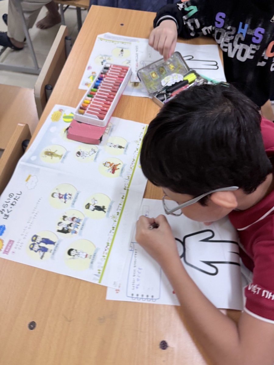 JIUInterCulture's tweet photo. 日本語教育実践のためベトナムに派遣されている学生が越日学校の小学生に授業をしたそうです。将来何になりたいかというかテーマで日本語を学んだみたいですね。あなたは将来何になりたいかと聞かれたらどう答える？ https://t.co/Weh9D4XeyD