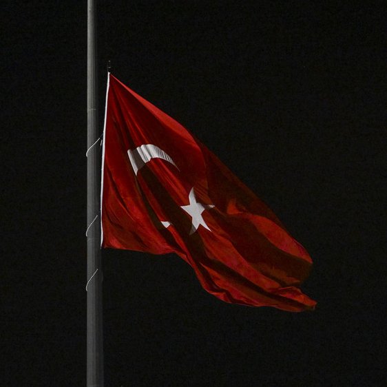 Tanju Özcan, Bolu'da 3 günlük yas ilan ettiğini açıkladı.

— Şehirdeki tüm Türk Bayrakları yarıya indirilecek.