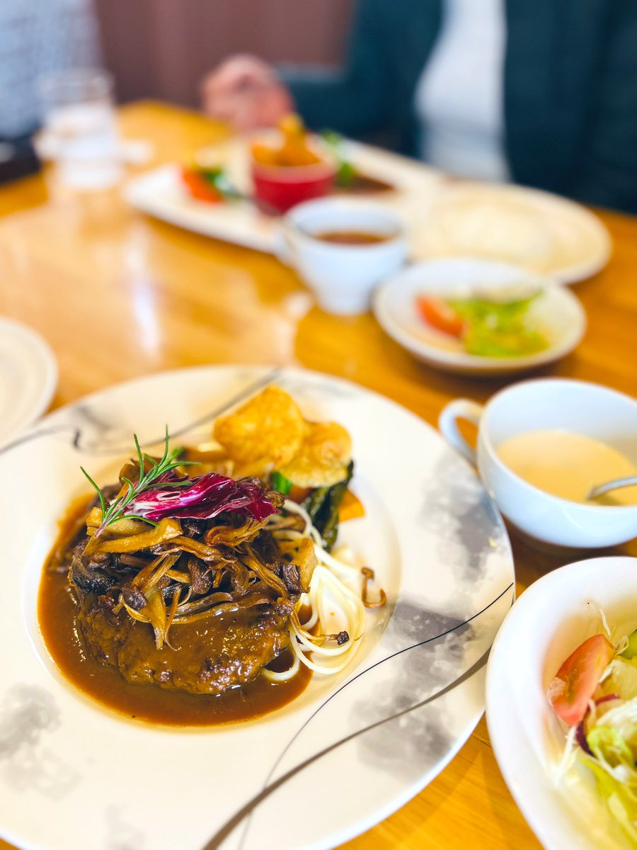 Leookn_spoon's tweet photo. 実家帰るの久しぶり🏠
ペーパーな私運転も久しぶり🚗³₃
お昼に食べたハンバーグが美味しかった https://t.co/9eMrzwN151