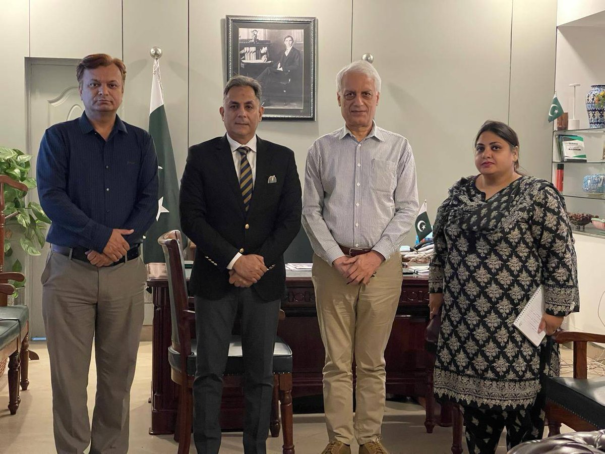 pressfreedompk's tweet image. Freedom Network’s Executive director @khattak63  hands over Comparative Analysis of Federal &amp;amp; Sindh Protection Laws to support Punjab’s move toward a journalists’ protection law.
#FreedomNetwork #EndImpunity