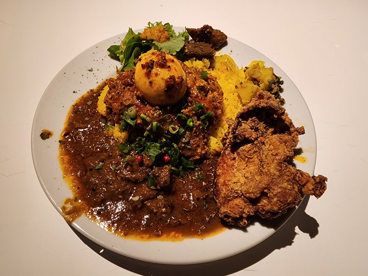 thinkpunk006's tweet photo. スパイスチャージ🎵
無水チキンとラムカレーの2種盛り
唐揚げ、スパイス味玉トッピング
無水チキンもラムカレーもメッチャ好みで最高😋
サラダのドレッシングがメッチャ旨✨
また食べにきます！
#モデカレー https://t.co/KjAVeoKNPS