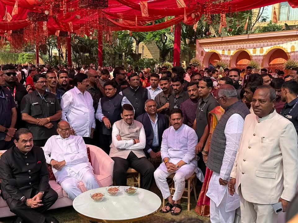 shindespeaks's tweet image. आयपीएस अधिकारी श्री. प्रवीण रामराव पवार यांची कन्या प्राजक्ता व मा. प्रशांत निलावर यांचे चिरंजीव हिमांशू यांच्या लग्न समारंभास उपस्थित होतो. यावेळी नव वधूवरांचे अभिनंदन करत त्यांना वैवाहिक आयुष्यासाठी शुभेच्छा दिल्या.

प्रसंगी आदरणीय शरदचंद्रजी पवार साहेब आणि मुख्यमंत्री…