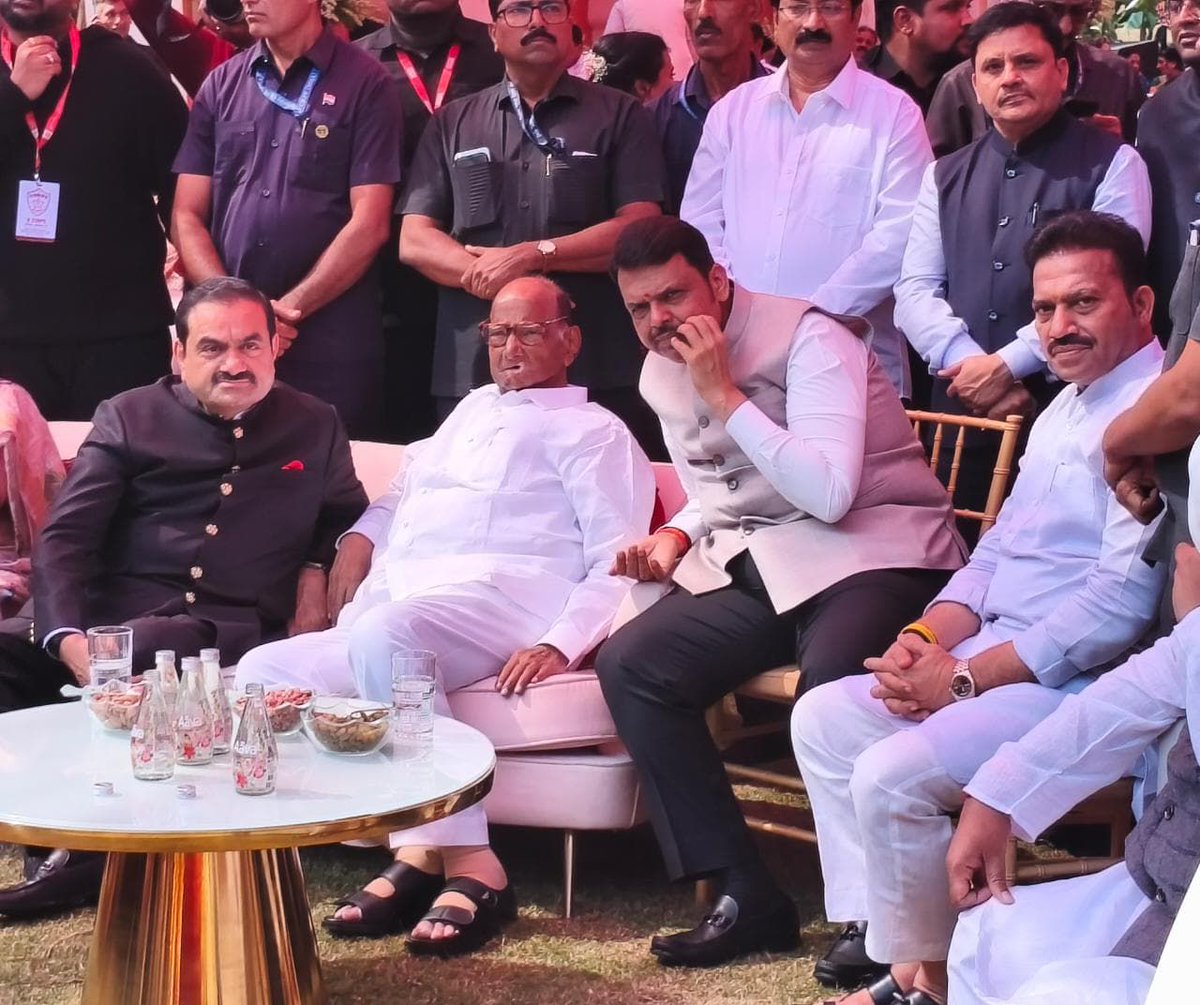 shindespeaks's tweet image. आयपीएस अधिकारी श्री. प्रवीण रामराव पवार यांची कन्या प्राजक्ता व मा. प्रशांत निलावर यांचे चिरंजीव हिमांशू यांच्या लग्न समारंभास उपस्थित होतो. यावेळी नव वधूवरांचे अभिनंदन करत त्यांना वैवाहिक आयुष्यासाठी शुभेच्छा दिल्या.

प्रसंगी आदरणीय शरदचंद्रजी पवार साहेब आणि मुख्यमंत्री…