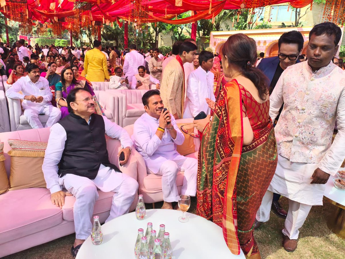 shindespeaks's tweet image. आयपीएस अधिकारी श्री. प्रवीण रामराव पवार यांची कन्या प्राजक्ता व मा. प्रशांत निलावर यांचे चिरंजीव हिमांशू यांच्या लग्न समारंभास उपस्थित होतो. यावेळी नव वधूवरांचे अभिनंदन करत त्यांना वैवाहिक आयुष्यासाठी शुभेच्छा दिल्या.

प्रसंगी आदरणीय शरदचंद्रजी पवार साहेब आणि मुख्यमंत्री…