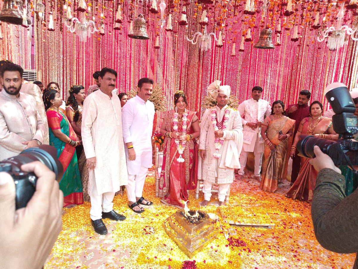 shindespeaks's tweet image. आयपीएस अधिकारी श्री. प्रवीण रामराव पवार यांची कन्या प्राजक्ता व मा. प्रशांत निलावर यांचे चिरंजीव हिमांशू यांच्या लग्न समारंभास उपस्थित होतो. यावेळी नव वधूवरांचे अभिनंदन करत त्यांना वैवाहिक आयुष्यासाठी शुभेच्छा दिल्या.

प्रसंगी आदरणीय शरदचंद्रजी पवार साहेब आणि मुख्यमंत्री…