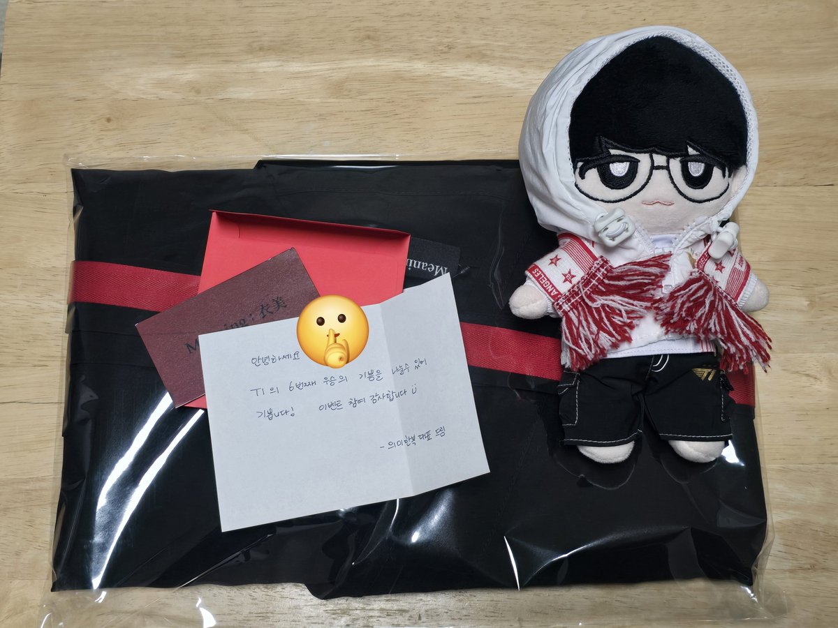 티원 응원 열심히했더니 이런 행운이 오네요!😭
넘 이쁘고 넘 멋있는 저고리를 선물해주셔서 감사합니다😆 부끄럼이슈로 착샷은 찍지 못했지만 실착도 넘 이쁩니당👍🏻 정성스런 손편지도 함께 보내주셔서 감동이 6배! 별이 6개!!!ㅋㅋㅋ 항상 건강하시고 복받으시고 번창하시길...🙏 #T1 #의미한복