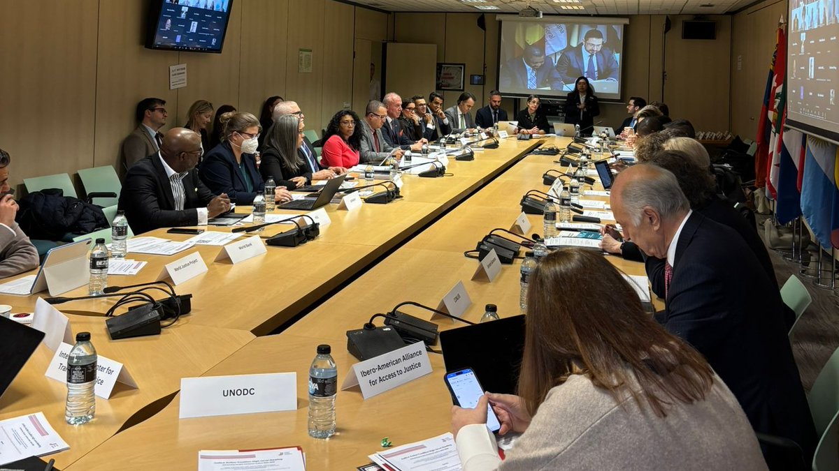 <a href="/EnriquegilbGil/">Enrique Gil Botero</a> <a href="/PathfindersJI/">PathfindersJI</a> <a href="/UNDP/">UN Development</a> <a href="/WorldBank/">World Bank</a> <a href="/ocdeenespanol/">OCDE ➡️ Mejores Políticas para una Vida Mejor</a> El encuentro reunió a autoridades de justicia y organismos internacionales para definir la hoja de ruta 2026–2030 hacia una justicia centrada en las personas, con delegaciones de: 🇨🇦 🇨🇷 🇩🇴 🇫🇷 🇩🇪 🇮🇩 🇽🇰  🇱🇷 🇳🇱 🇸🇹  🇸🇱  y socios como <a href="/theICTJ/">ICTJ</a>  y <a href="/tdh_de/">Terre des Hommes</a> , entre otros.