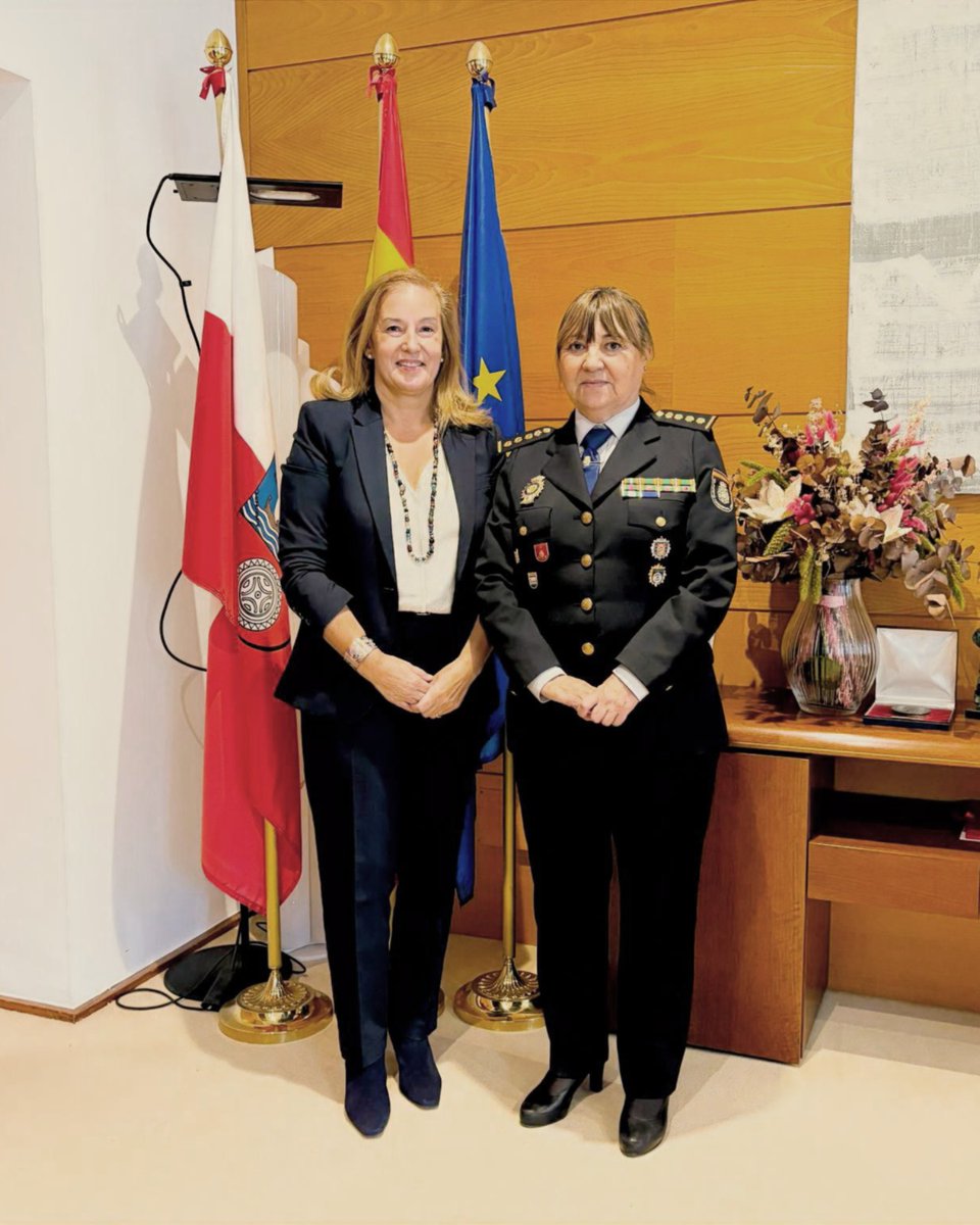 🙌Gracias por todo, Carmen.
Carmen Martínez Ruiz, jefa superior de Policía #Cantabria <a href="/policia/">Policía Nacional</a> 
👋Te despedimos con respeto y afecto, a nivel profesional y personal.
Desde <a href="/parlacan/">Parlamento de Cantabria</a> , y a título personal, agradecemos tu buen servicio y colaboración. 
Te deseamos lo mejor.