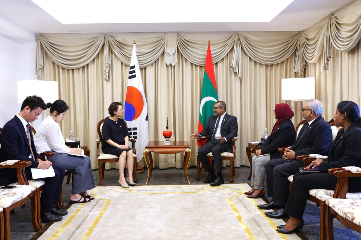 Ambassador of the Republic of Korea H.E. Ms. Miyon Lee paid a courtesy call on the Minister of Foreign Affairs H.E. Dr. <a href="/abkhaleel/">Abdulla Khaleel</a> today.

Discussed enhancing close bilateral ties, advancing people to people exchanges &amp; economic cooperation between the two countries.

<a href="/korembsl/">주스리랑카대한민국대사관</a>