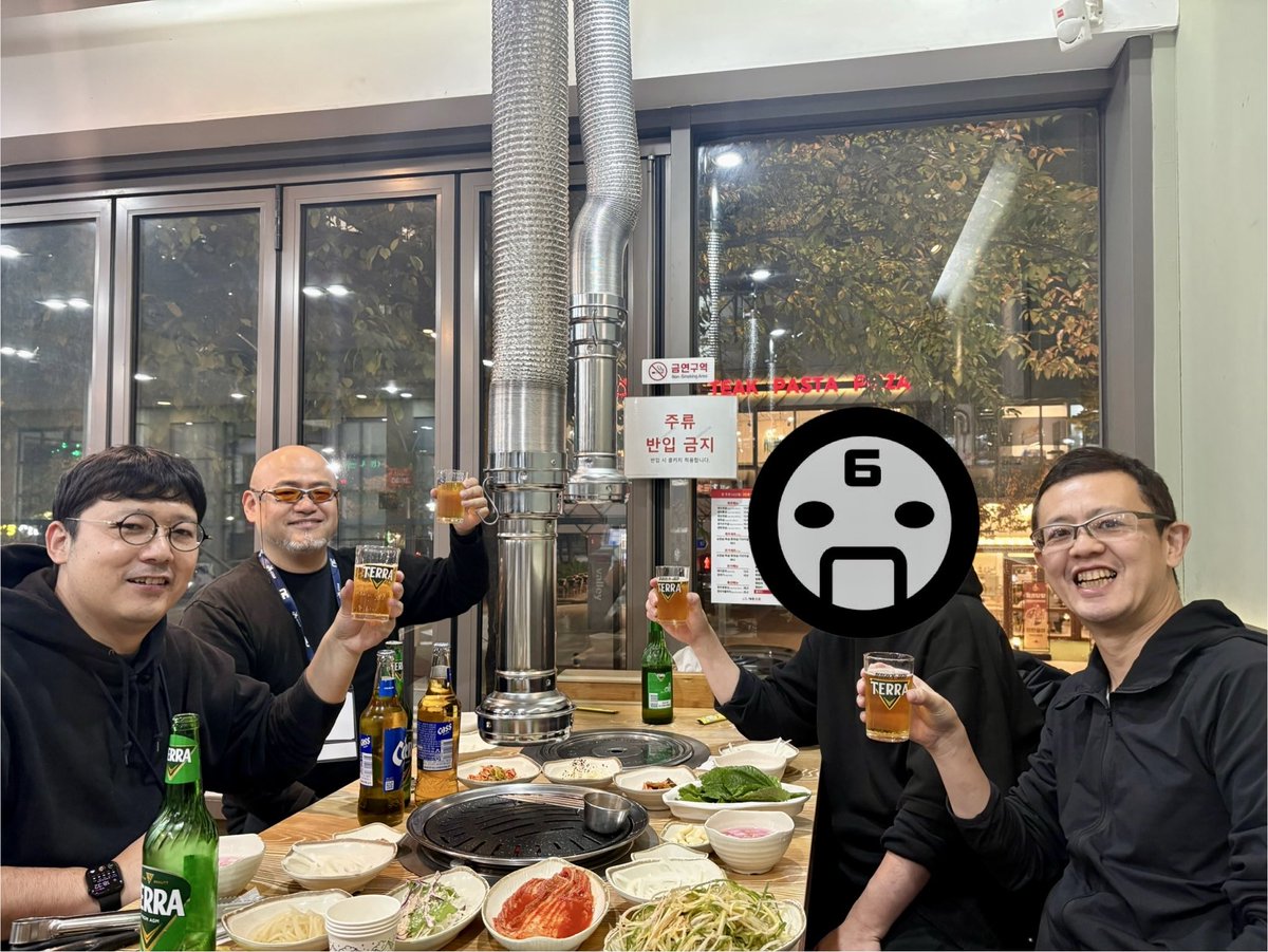 CLOVERS_en's tweet image. Raising a glass with Yoko-san @yokotaro and Hayashi-san @Famitsu_Hayashi from Famitsu ahead of tomorrow’s session!
Amazing Korean food — masisseoyo!

x.com/gstar_official…