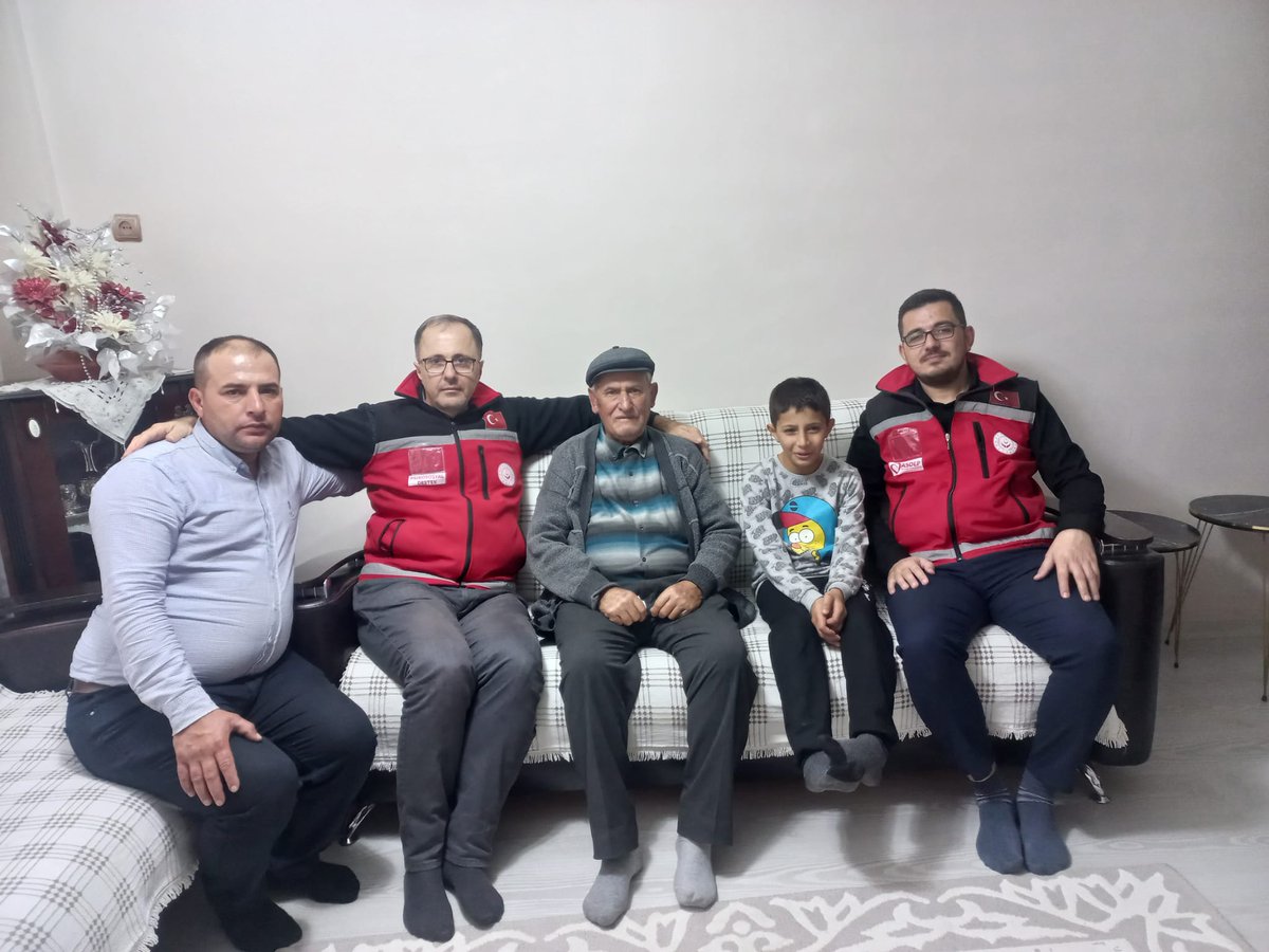 Turgutlu ilçesinde, çocukları, torunları ve torunlarının çocukları ile birlikte yaşayan 92 yaşındaki Abdullah DİNÇER isimli yaşlımız, “4-5 Kuşak Bir Arada Yaşayan Aile” ziyareti kapsamında Turgutlu Sosyal Hizmet Merkezimiz tarafından ziyaret edildi.