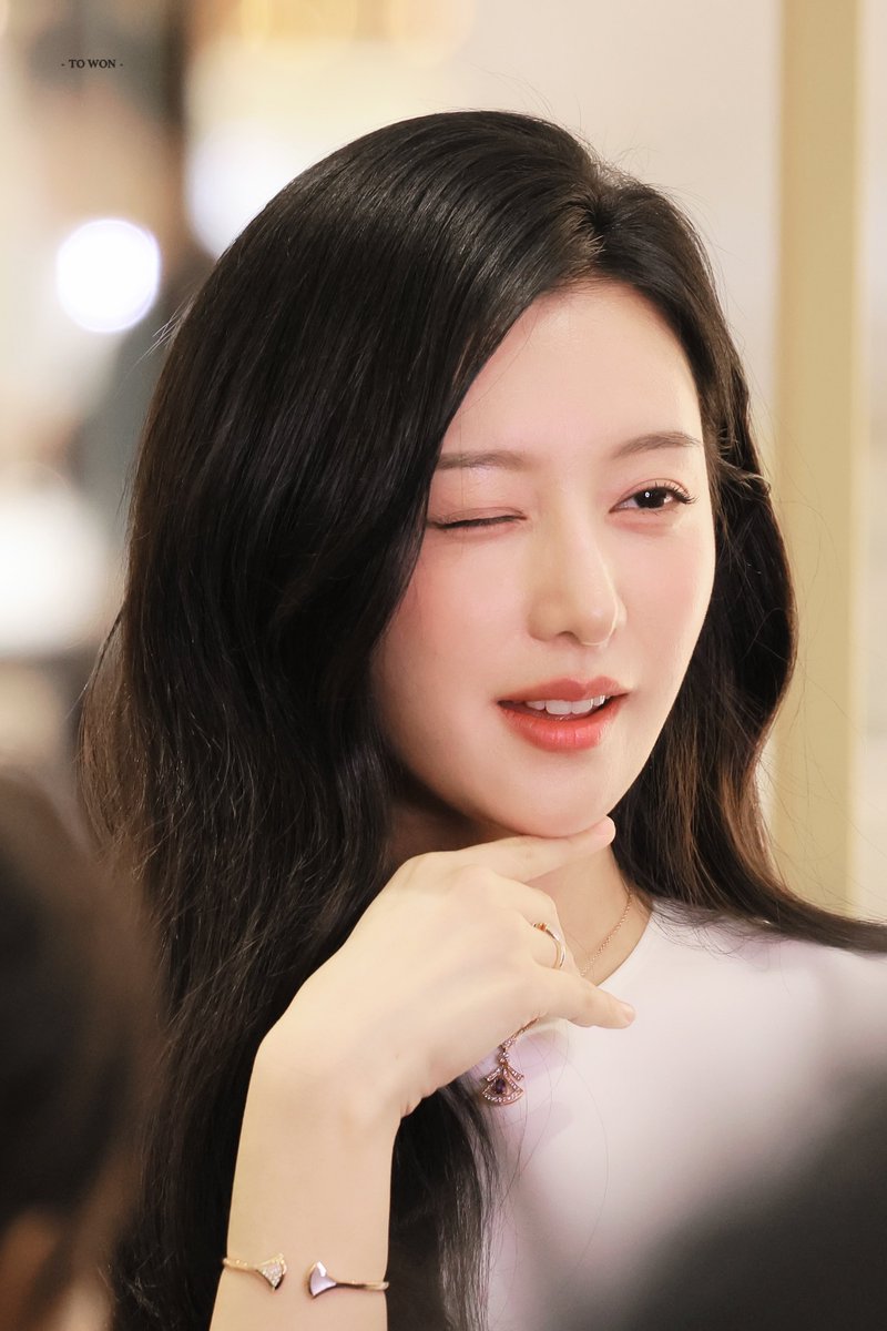 jiwonologist's tweet photo. and this is why everyone and their mothers are confessing their love for her well yes! https://t.co/Xn33odJHj0