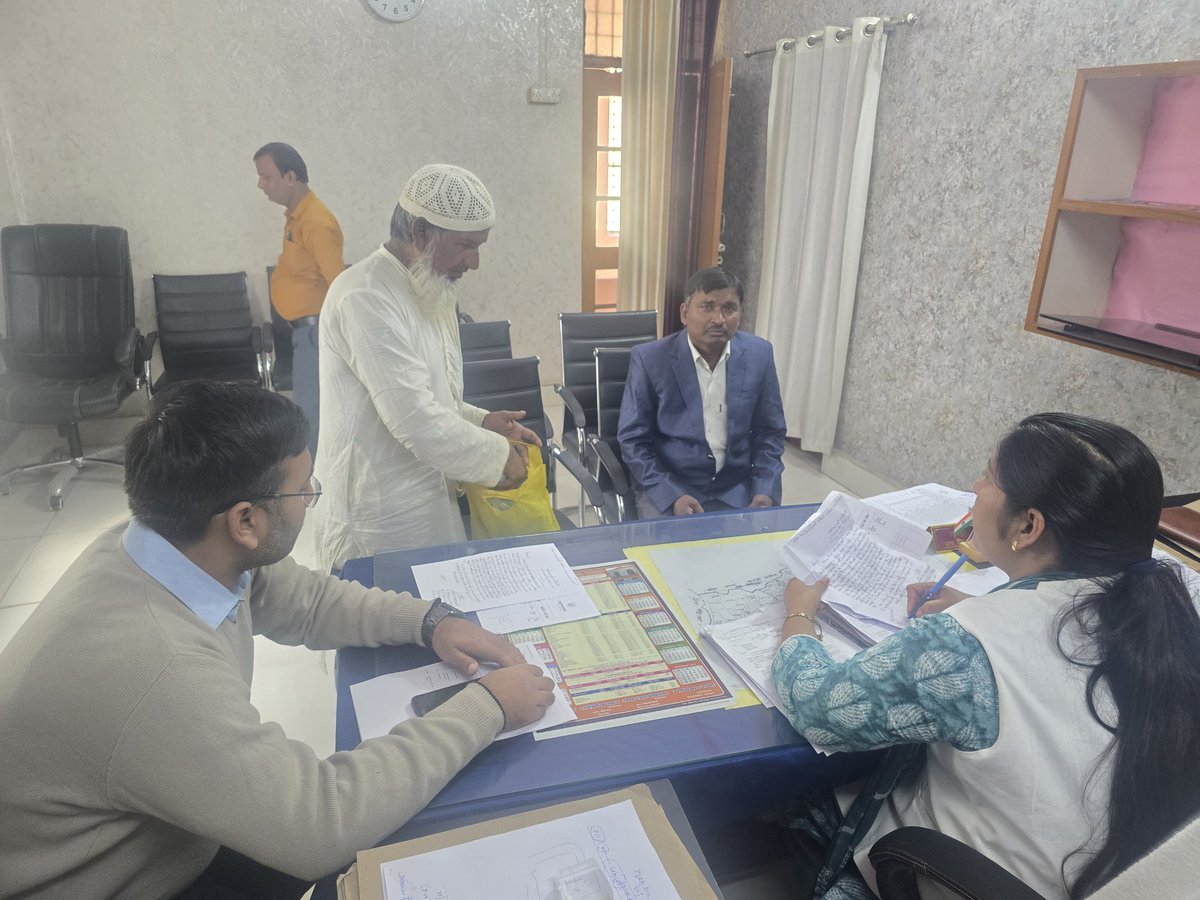 आज दिनांक 12.11.2025 को तहसील नानपारा में आये आमजनमानस की समस्याओं को सुना एवं सम्बन्धित अधिकारियों/कर्मचारियों को तत्काल नियमानुसार कार्यवाही हेतु निर्देशित किया।
<a href="/Akshay1_ias/">Akshay Tripathi</a> <a href="/DMBahraich/">DM BAHRAICH</a> <a href="/bahraichpolice/">BAHRAICH POLICE</a>