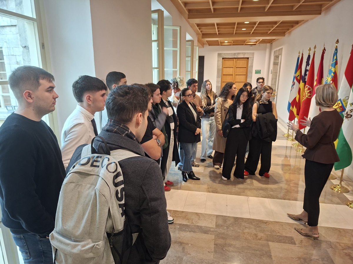 Los alumnos de 4.º de Turismo visitaron hoy el 🏛️ Parlamento de Cantabria dentro de la asignatura de Comunicación. Guiados por su equipo de Protocolo, concluyeron la jornada con una inspiradora charla de 💬 Miguel del Río, referente en comunicación en nuestra región. #Turismo