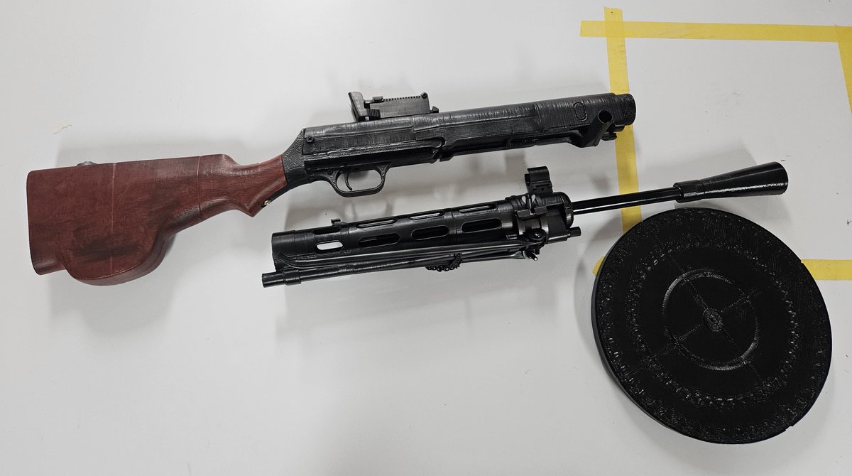 garubilu's tweet photo. [소품제작]

DP-28 기관총

굉장히 오랜만에 올리는 소품사진이네요 ㅎㅎ
특히나 총기소품은 더 오랜만이라 재미있게 작업했습니다

3개로 분리가능하게 작업해드렸고
그외에 파츠들도 대부분 나사를 이용해서 
분리 및 수리가 용이하게 제작해드렸습니다 🫠

#소품작업 #코스프레소품 #DP28 https://t.co/u1zj17iQfM