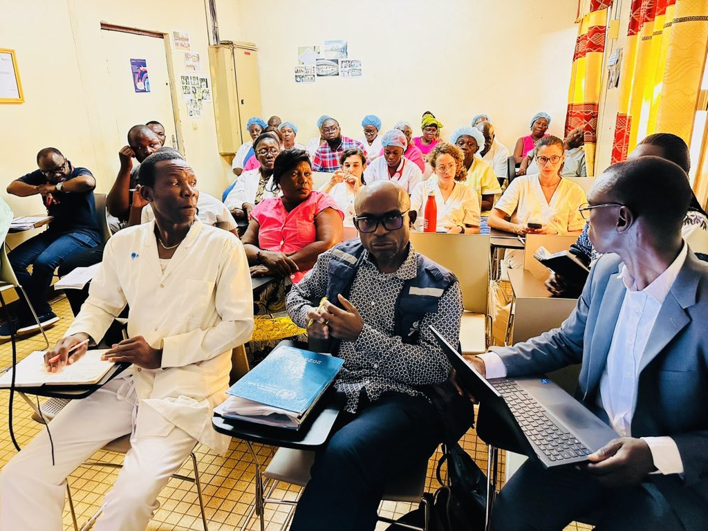 OMSCentrafrique's tweet image. 👩🏾‍⚕️👨🏾‍⚕️ 34 personnels de santé — pédiatres, cliniciens et majors du CHUP de #Bangui 🇨🇫, renforcent leurs compétences sur la surveillance des #PFA et maladies évitables par la #vaccination 💉.

Avec l’appui de @WHO, ils affinent la #détection, la #notification et la #réponse rapide.
