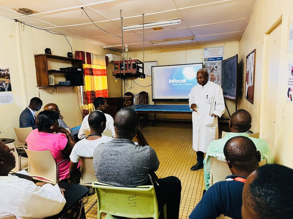 OMSCentrafrique's tweet image. 👩🏾‍⚕️👨🏾‍⚕️ 34 personnels de santé — pédiatres, cliniciens et majors du CHUP de #Bangui 🇨🇫, renforcent leurs compétences sur la surveillance des #PFA et maladies évitables par la #vaccination 💉.

Avec l’appui de @WHO, ils affinent la #détection, la #notification et la #réponse rapide.