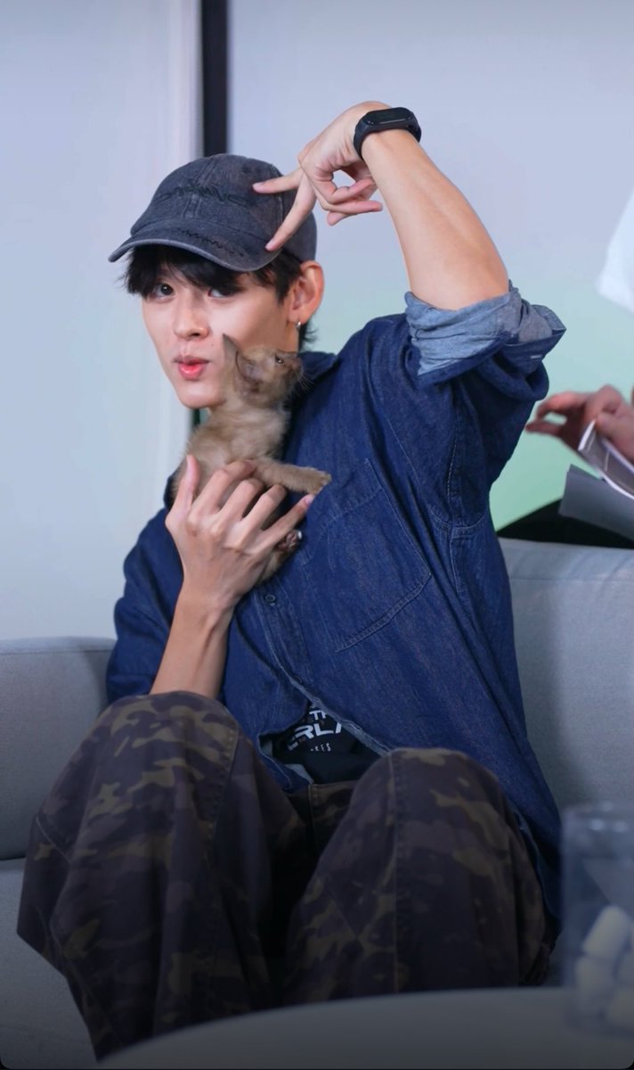 holicimmika's tweet photo. เบิ้ดเดย์บอยกับน้องบราวน์นี่น่ารักมากเยยนิ่ 🐈‍⬛🤏 #PERSES_KITTYSWAGMV #NAY_PERSES #PERSES_TH #PERSES https://t.co/uboP80AFol